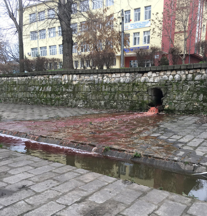 Хасковската река потече кървавочервена