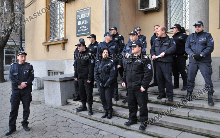 И съдебната охрана на протест, искат полицейски заплати
