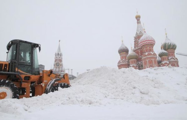 Москва е затрупана от рекорден снеговалеж