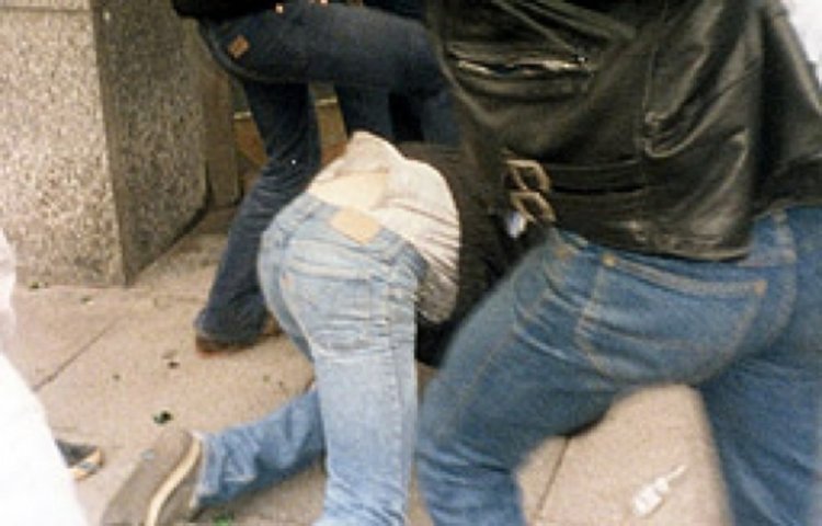 Младежи чупят черепа на чичко заради момиче в Момчилград