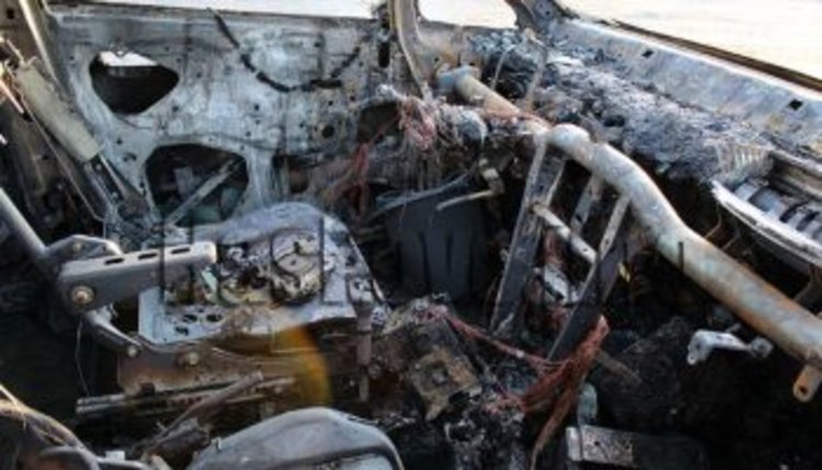 Късо съединение подпали автомобил, горяха и два комина
