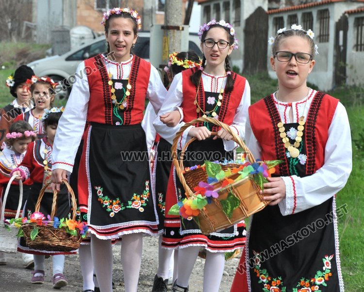 Лазарки благославяха за здраве в село Добрич