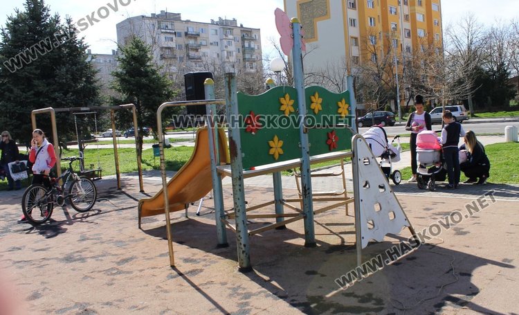 Подменят настилката на детски кът на бул."Раковски"
