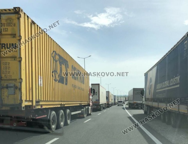 Обработват ръчно винетките и пътните такси