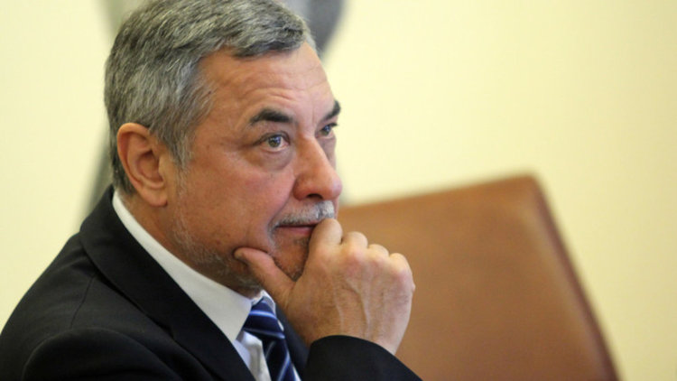 Симеонов предлага да се върнат залите за пушачи в заведенията