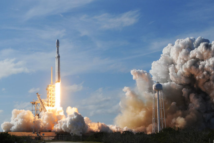 НАСА изстрелва търсача на екзопланети TESS с Falcon 9 (видео)