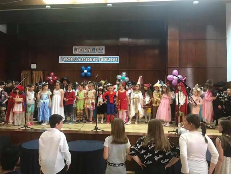Приказни герои дефилираха в "Златаров"