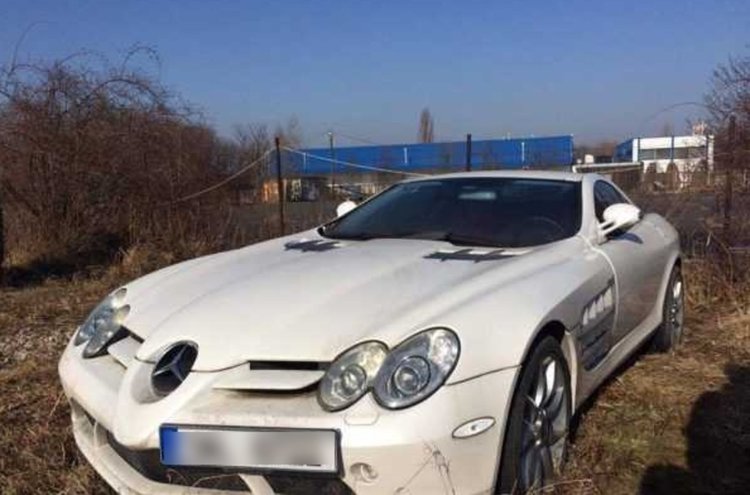 Неизвестен е "взел" отключен автомобил с ключове в жабката, разходил се и го изоставил