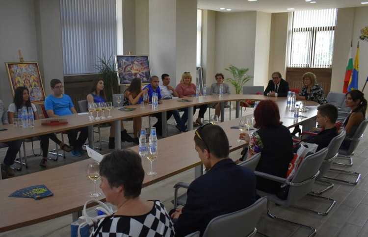 Абитуриенти без родители с финансова помощ от Общината, кметът Караиванов ги посрещна с шампанско
