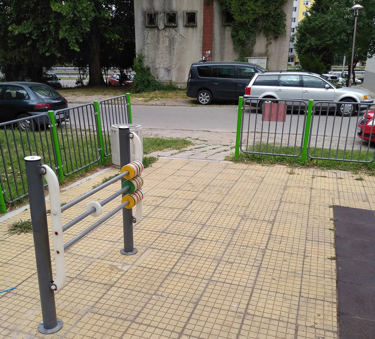 Майка: Направете врати на оградените детски площадки