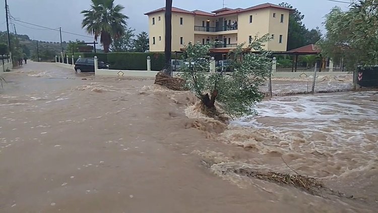 Северна Гърция под вода, улиците са реки (видео)