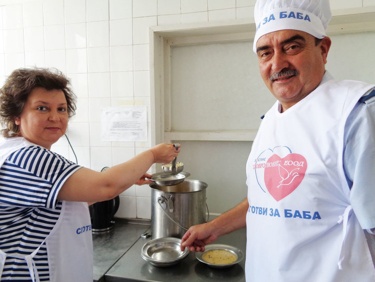 Полицаи сготвиха благотворителен обяд и дариха продукти за обитателите на хоспис „Добролюбие“ в Кърджали