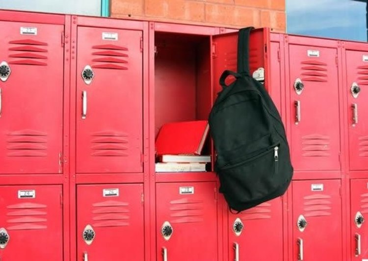 Товарът от ученическите раници отива в училищните шкафове