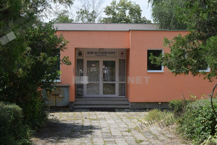 Ремонтират покрива на Дома за стари хора в Кърджали