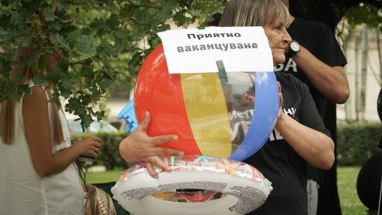 Майки на деца с увреждания подаряват пояси на депутатите за приятно ваканцуване