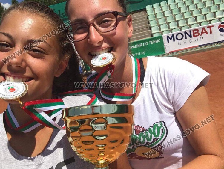 Лили и Далия триумфираха на корта в Сливен срещу съперничките си от „Малееви“