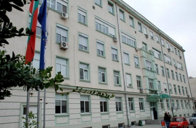 Смъртоносно раждане: 15 човека са израждали 1 дете, натискали с лакти и скачали отгоре