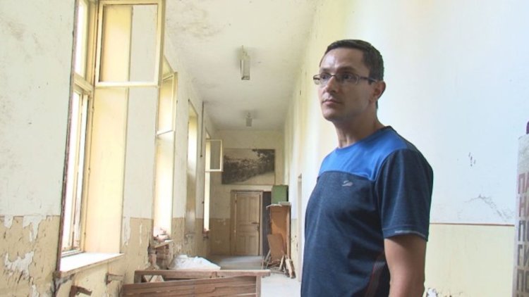 Млад мъж върна към живот 100-годишно училище