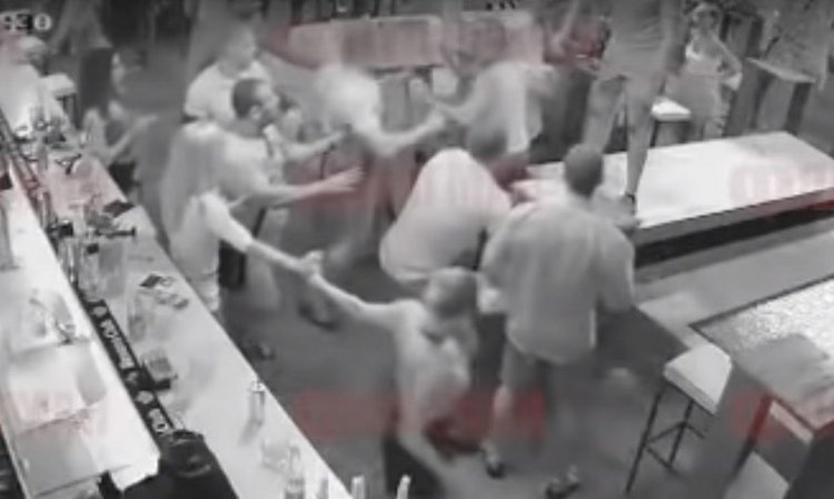 Батки млатят наред в бургаски бар на плажа  (видео)