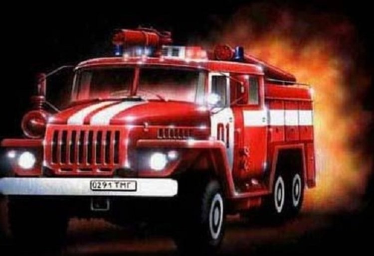 Заради небрежност пламнаха сухи треви, пожарникарите спасиха две сгради 