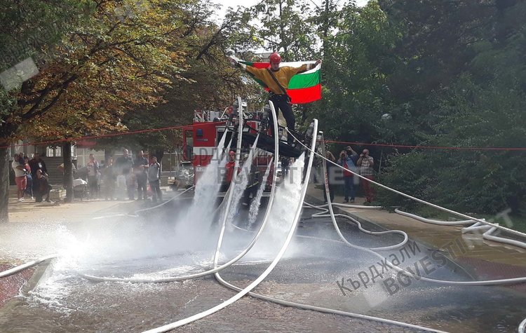 Пожарникарите от Кърджали слисаха кърджалийци с уникална демонстрация, колегите им честват празник в областта