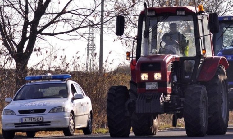Карък! Кърджалиец изпадна от кола, блъсна го ремарке