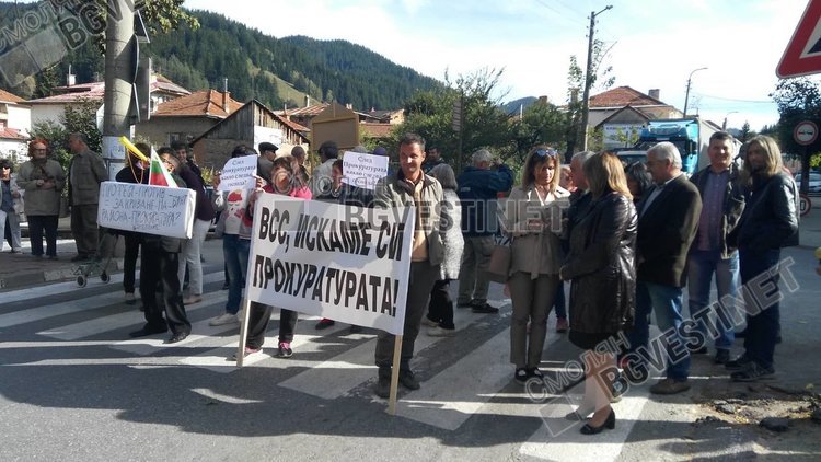Катя Дафовска се включи в блокадата  на пътя в Чепеларе, местните срещу закриване на Районната прокуратура