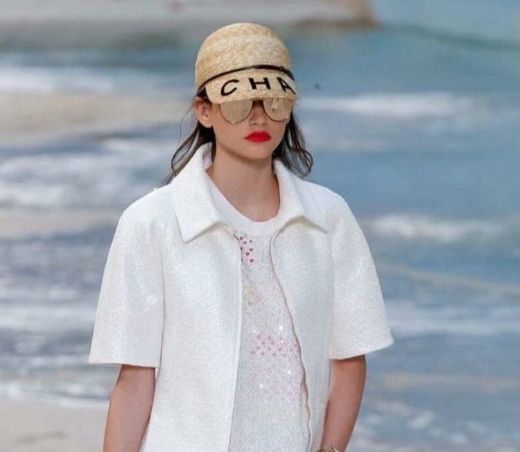 Българска следа: Белослава Хинова в дефилето на Chanel