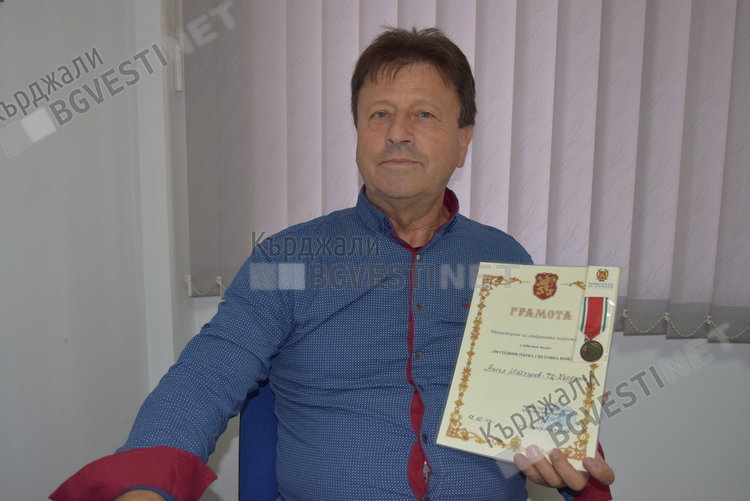 Министърът на отбраната награди Ангел Матушев за принос във възпитанието на децата 