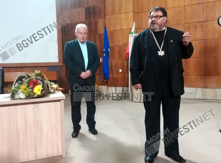 Официално връчиха отличието "Почетен гражданин на Смолян" на отец Димитър Михайлов