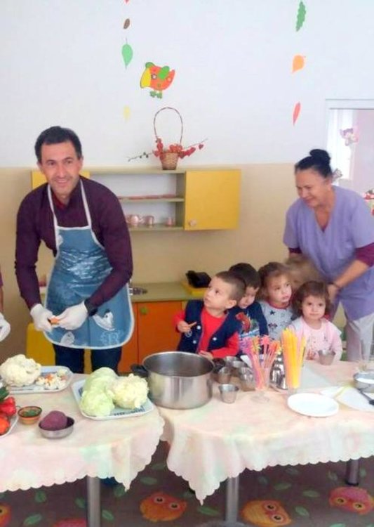 Родопски кмет запретна ръкави, готви в детска градина