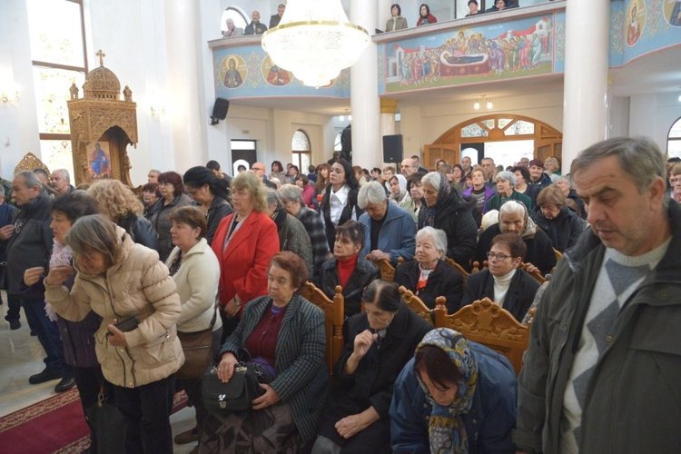Архиерейска света литургия в Асеновград за Архангеловден (Снимки)