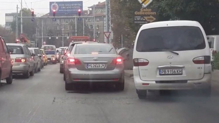 Ляв завой след изпреварване по десния тротоар (видео)