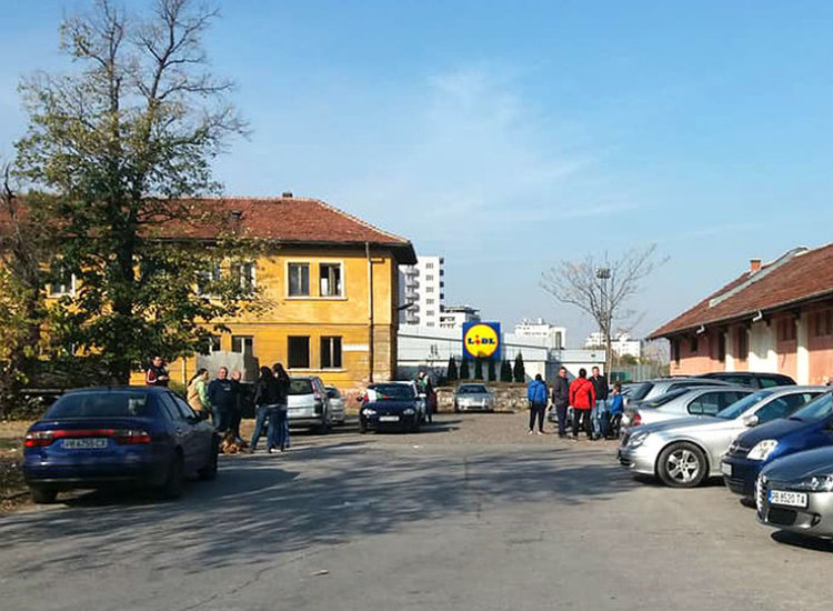 Двайсетина асеновградчани излязоха на протест днес, сляха се с протестиращите в Пловдив (Снимки и видео)