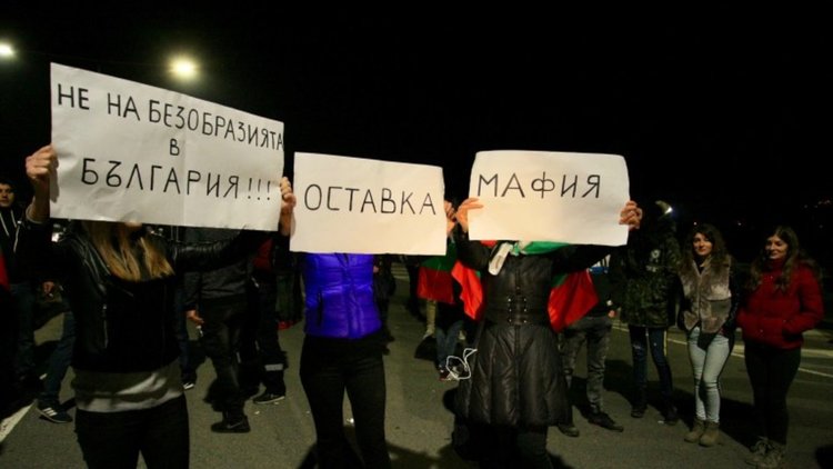 От другата страна: Полицаи свалиха каски в солидарност с протеста 