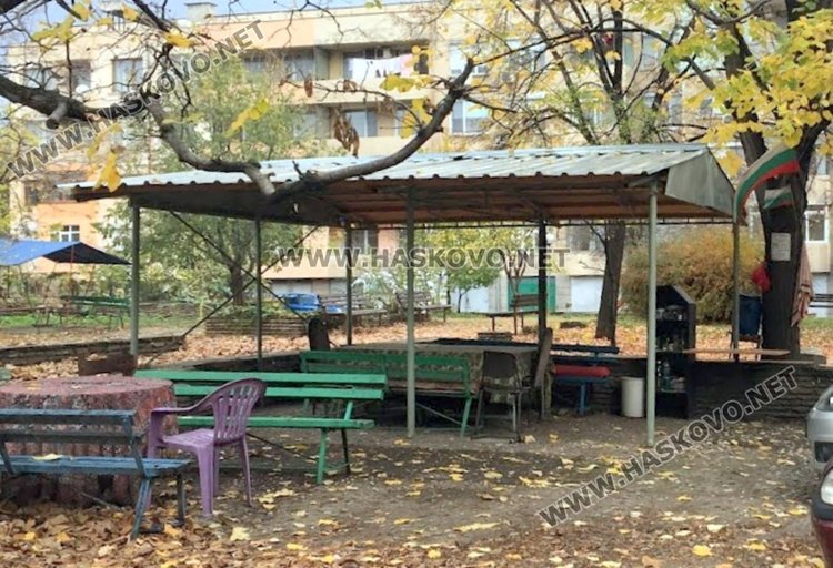 Отново издигат "найлоновата шатра", след развалянето й миналата година
