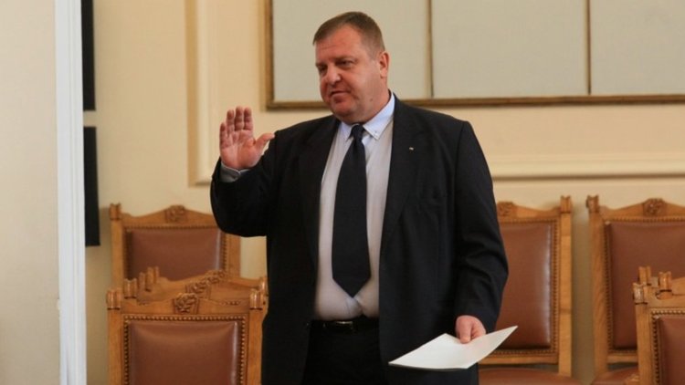 Каракачанов готов да обсъди "творческа инициатива" на Сидеров за оставката си