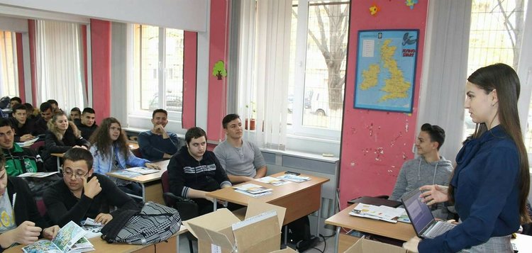 Дебат за Европейския съюз в „Йовков”,студентка от Кърджали с лекция пред учениците