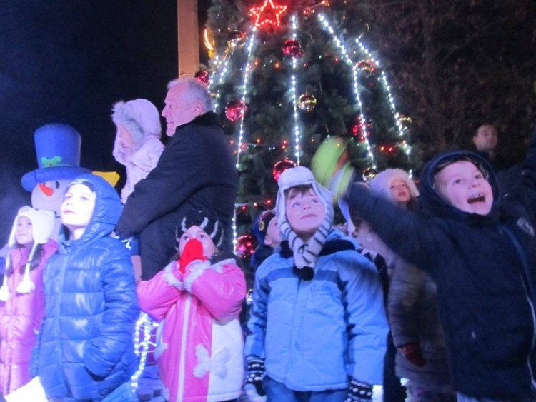 Палят светлините на коледното дърво на 5 декември, за децата ще има куклен театър