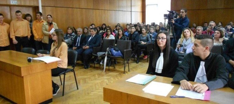 Съдии преподават в часове по етика и право на десетокласници в Смолян