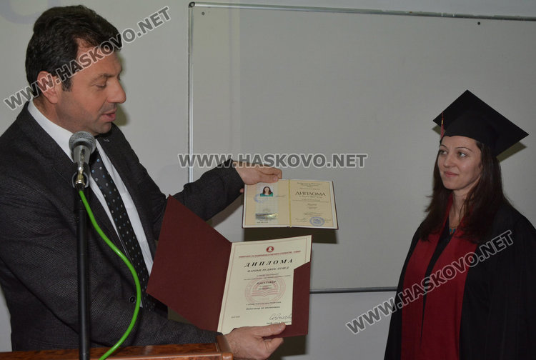 125 нови висшисти получиха днес дипломите си от регионалния център на УНСС Хасково