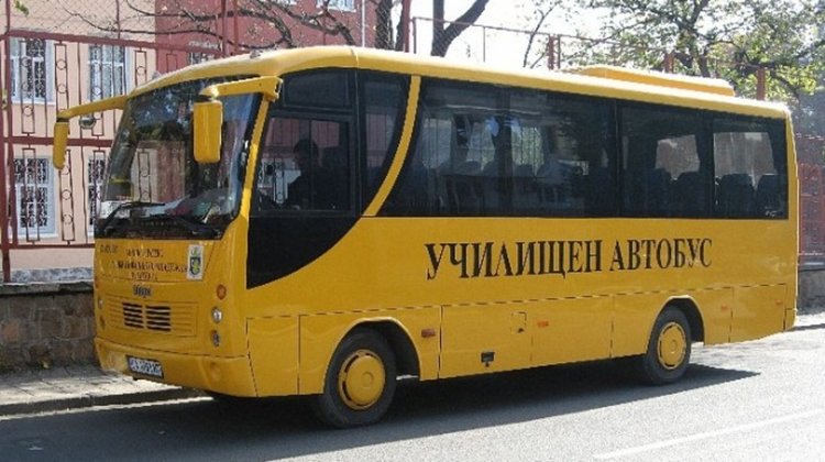 Шофьор опипва и налита на петокласничка в ученически автобус на път за СУ”Йордан Йовков”