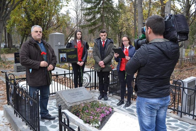 Славейковци с призив за поддържане монументите на училищните патрони