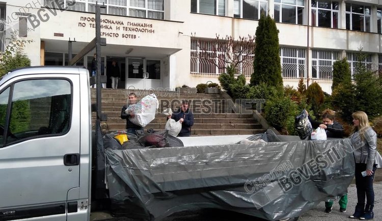Ученици натовариха даренията, събрани от клуб „Милосърдие“ за пострадалите от пожар