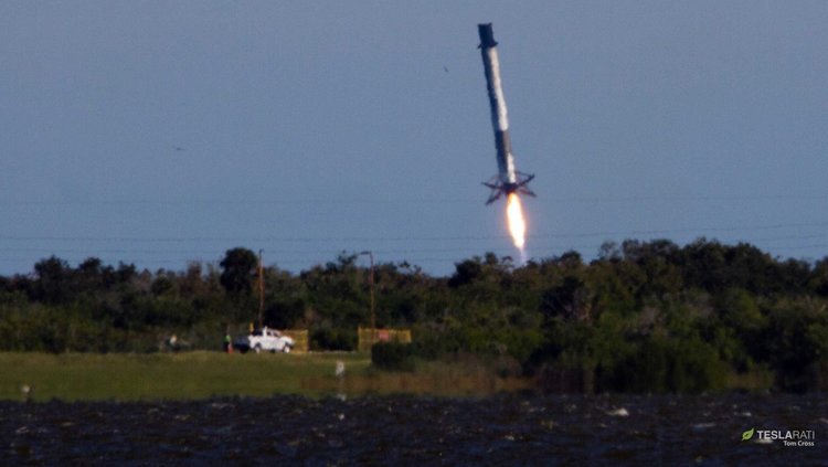 Първата степен на Falcon 9 се приземява аварийно в Атлантическия океан (видео)