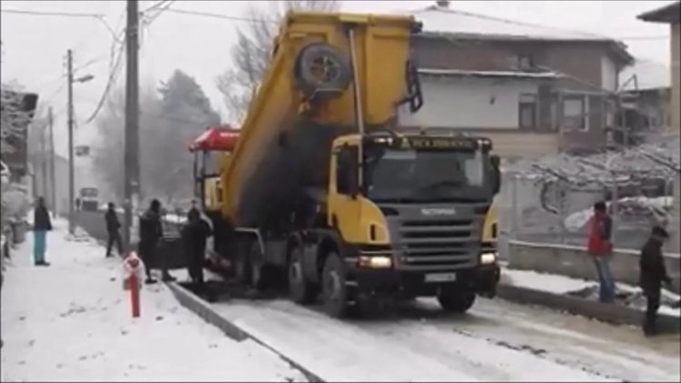 Асфалтиране в снега? Може, може (видео)