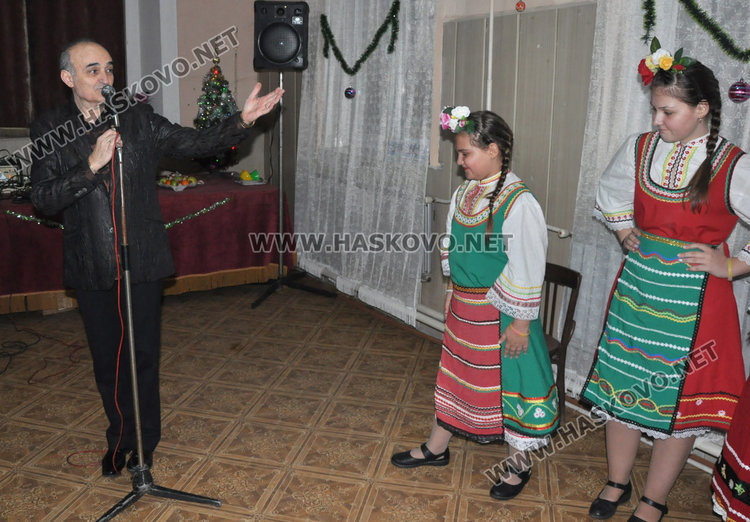 Коледни песни и пенсионерски каламбури в читалище “Златаров”