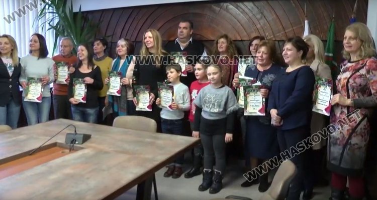 Парични награди и торти раздаде Общината на победителите в конкурса за коледна украса "Магията на Коледа"