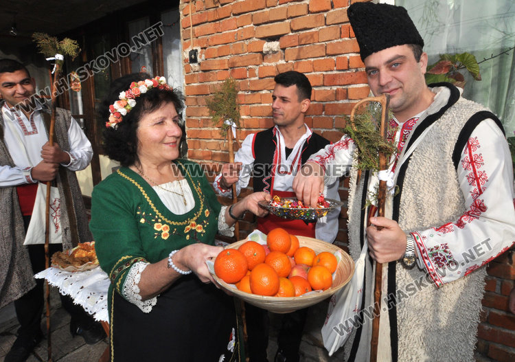 Коледари пеят и наричат за здраве и щастие в Узунджово