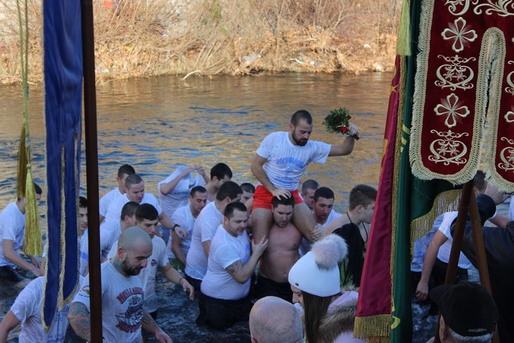 Ето кога и къде хвърлят кръста на Богоявление в река Чая